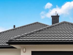 Кровля из металлочерепицы: как сохранить ее вид на долгие годы?