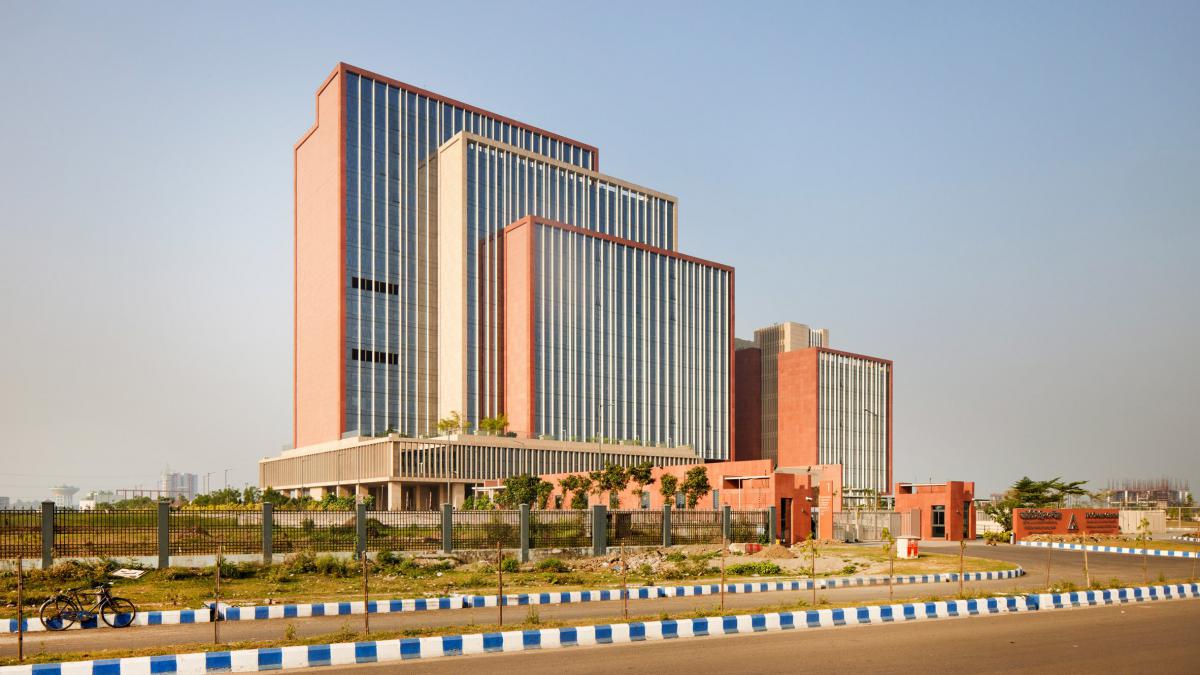 Песчаниковые муралы оживляют гигантский офисный комплекс в Калькутте