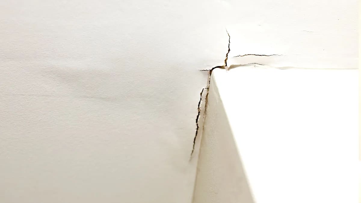 Тріщини на стелі: коли це просто вік будинку, а коли - тривожний сигнал