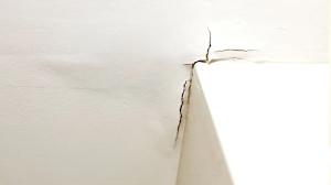 Трещины на потолке: когда это просто возраст дома, а когда — сигнал тревоги