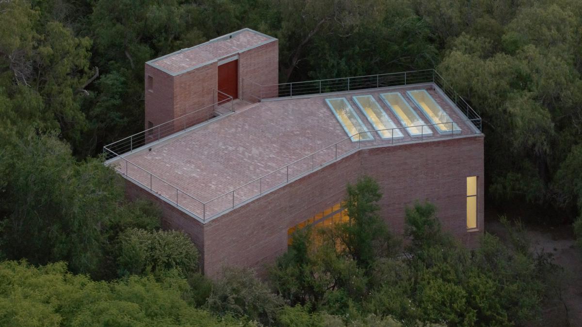 Яркий свет среди кирпичных стен: студия художника в лесах Аргентины