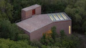 Яркий свет среди кирпичных стен: студия художника в лесах Аргентины