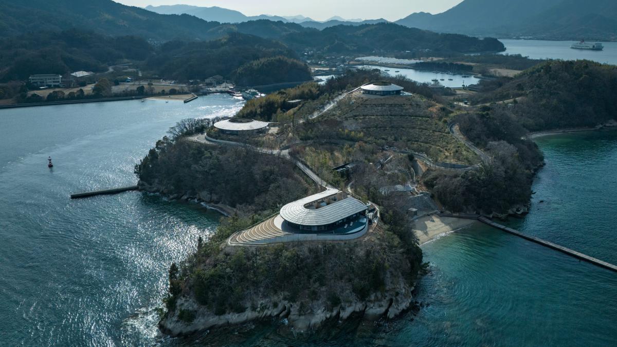 Как земля становится архитектурой будущего: виллы из утрамбованной земли от BIG в Японии