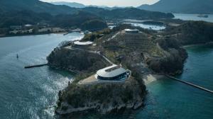 Как земля становится архитектурой будущего: виллы из утрамбованной земли от BIG в Японии