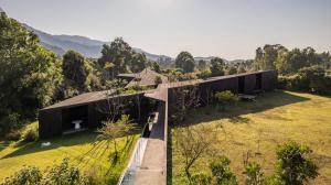 Черный бетон определяет «прочный и монолитный» образ дома Мавра в Мексике