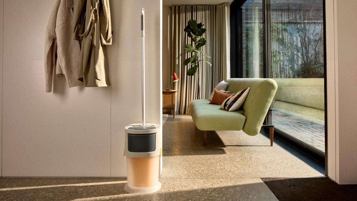 Компания Joseph Joseph разработала швабру со встроенным механизмом отделения воды