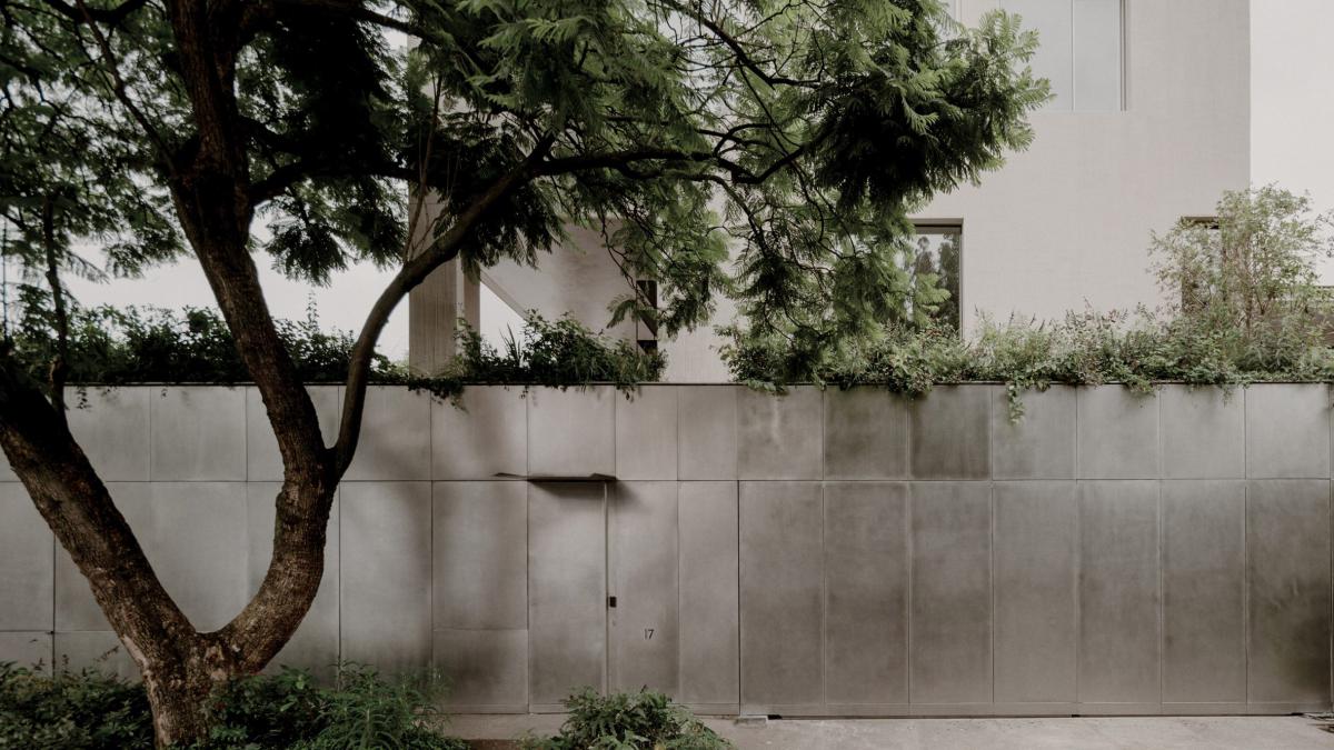 Дом, который «вырастает» из ландшафта: бетонная тишина Мехико-Сити