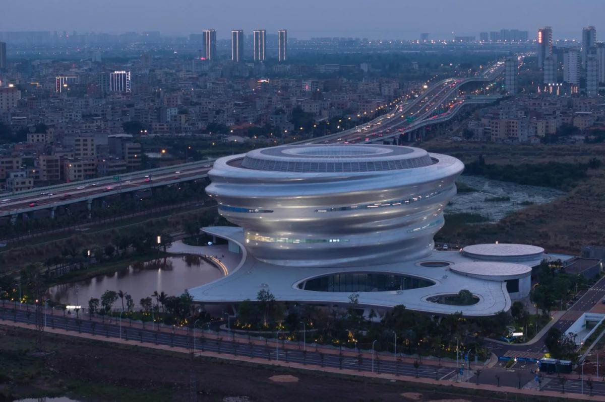 Музей, який ширяє над водою: як MAD Architects створили одну з найфутуристичніших будівель 2026 року
