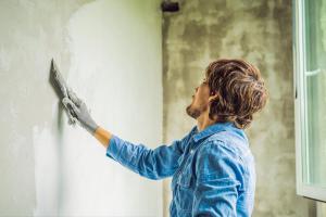 Можно ли шпаклевать (оштукатуривать) прямо по обоям? Да — но это не всегда хорошая идея