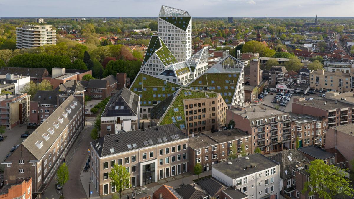 Nieuw Bergen в Ейндговені: "ввічлива, але радикальна" архітектура MVRDV із зеленими ламаними дахами