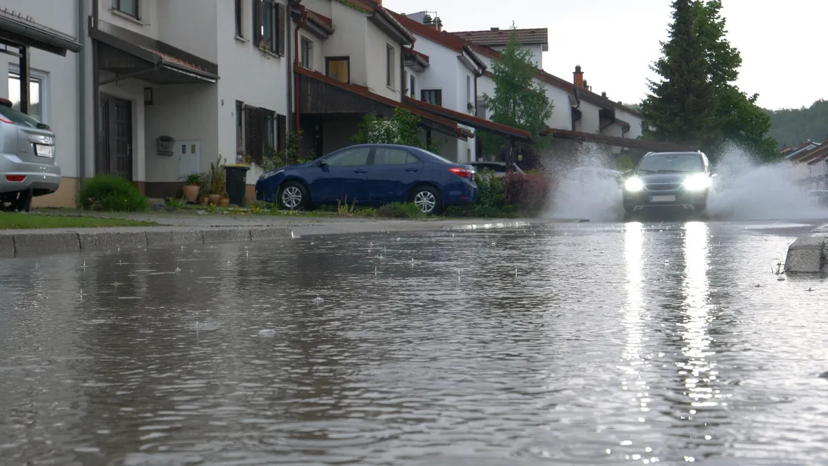 Поверхневий водовідвід на ділянці: як захистити будинок від підтоплення і не посваритися з сусідами