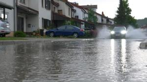 Поверхневий водовідвід на ділянці: як захистити будинок від підтоплення і не посваритися з сусідами